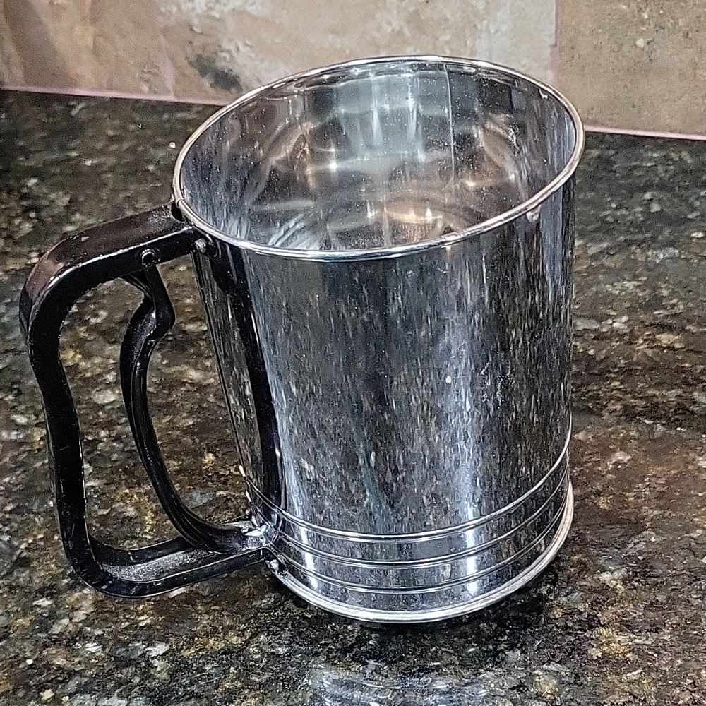 Stainless Steel Round Squeeze Handle Flour Sifter Powdered Sugar Sifter